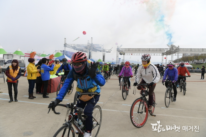 논산딸기축제, 자전거 소풍길 대행진 봄바람 속 힘찬 레이스!