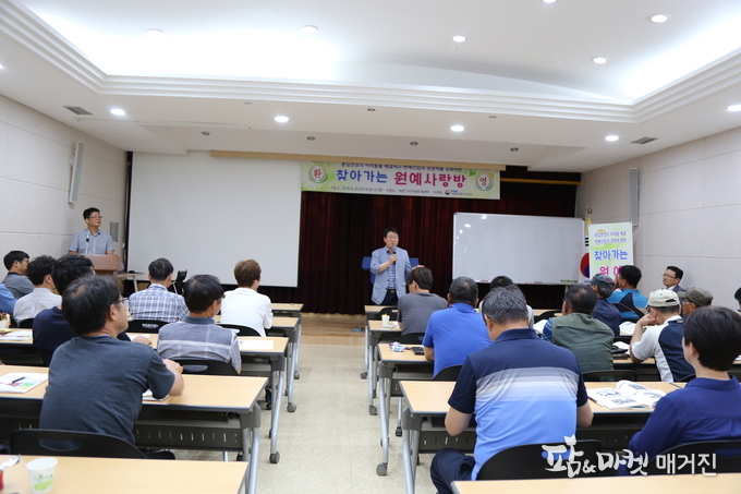 장익희 소장은 저녁 7시부터 시작된 교육에 참여한 농가들을 격려했다.