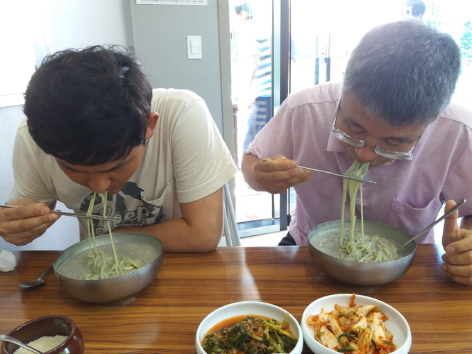 쌀콩국수 시식 모습