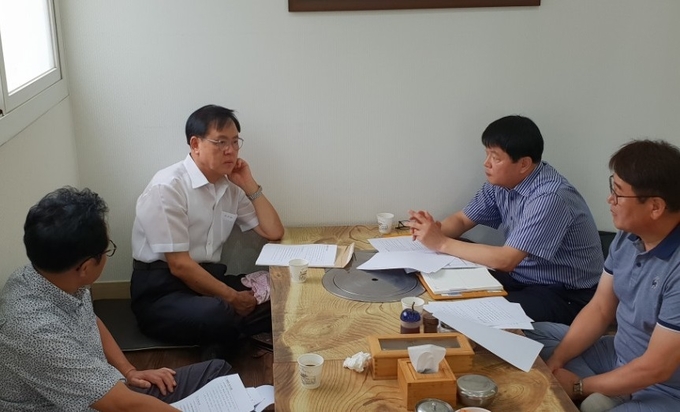 이명수 국회의원과의 조찬간담회에서 폭염관련 아산지역 피해 동향 및 추진사항, 농업인 요구사항에 대해 논의하고 있는 모습 (사진왼쪽부터 시계방향으로) 김만태 축수산과장, 이명수 국회의원, 유지원 농업기술센터소장, 서장원 농정과장