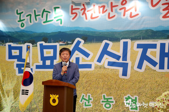 라승용 농촌진흥청장이 14일 김제시 백산농협에서 열린 밀묘·소식 재배 농법 관련 수확 시연회와 평가회에서 인사말을 하고 있다. 밀묘·소식 재배 농법은 모판 1상자 당 볍씨 종자를 촘촘하게 뿌려 육묘를 3∼4본씩 50주(3.3㎡)가량 이앙해 재배하는 기술이다. 적게 심어도 수확량은 훨씬 많다는 것이 특징이다.<사진=농촌진흥청>