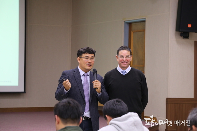 유재일 대표이사와 다니엘카프만 메니저는 절화 농가들의 질문에 답하고 있다