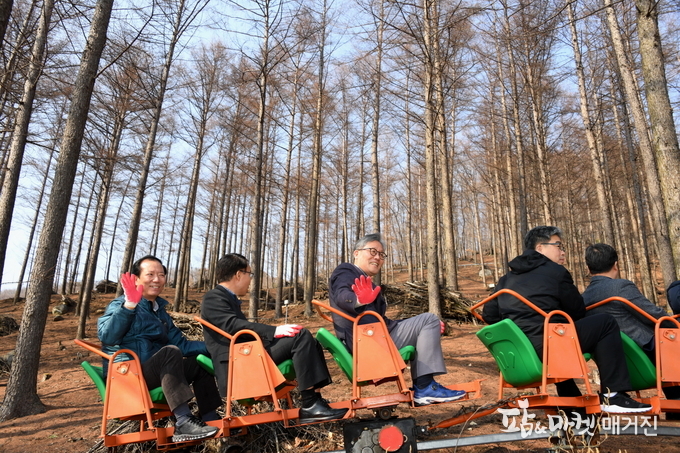 김재현 산림청장(가운데)이 16일 경남 거창군 고제면 산양산삼, 돌배, 오미자 등 다양한 임산물 품목으로 산업화에 성공한 신지식임업인 임가를 찾아 경남지역 임업인들과 현장 간담회를 갖은 뒤 모노레일을 타고 산양산삼 재배단지를 둘러보고 있다.<사진=산림청 제공>