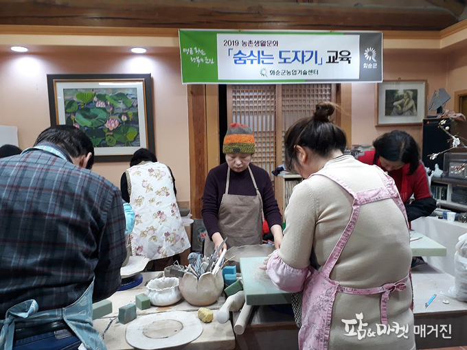 화순군은 생활자원 역략강화 교육 중 하나로 올해 처음 ‘화순 향토음식학교’를 개설, 운영한다. 사진은 지난 2월 개강한 들꽃자수반 교육 모습이다.