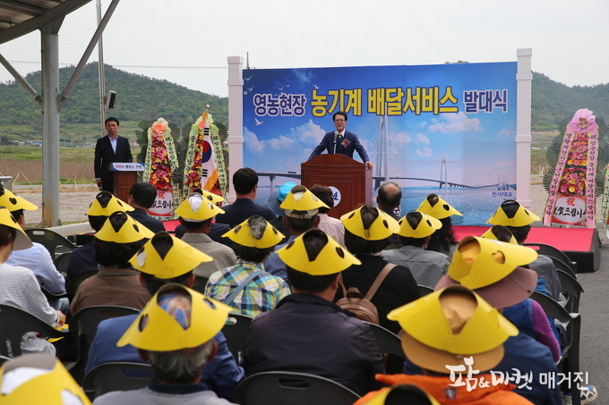 박우량 신안군수는 농기계 배달서비스 시행으로 농가 어려움을 해소하고 적기 영농에 많은 도움이 됐으면 한다고 말했다.