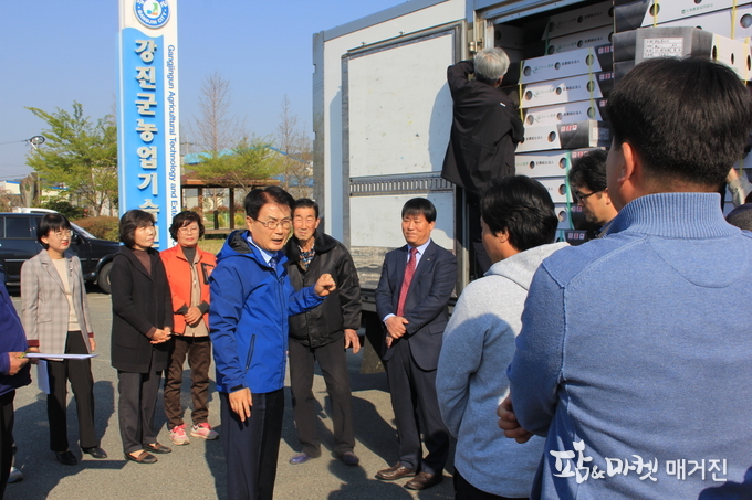 수출농가와 강진군농업기술센터를 비롯하여 관계자를 격려하는 이승옥 강진군수