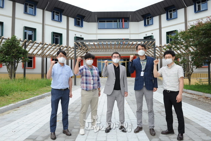 청년창농타운을 이끌어 나가는 전남농업 농촌지원과의 박용철 과장(왼쪽에서 세번째)과 청년창농기술팀