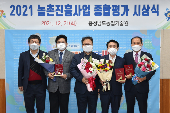 사진 왼쪽에서 두번째 강태식 소장.