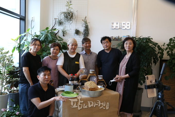 라이브커머스 방송을 진행하는 농업인들과 안성시농업기술센터 오준옥 팀장(왼쪽에서 첫번째).