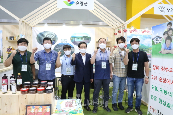 송기홍 농축산과장(사진왼쪽에서 네번째), 조영기 귀농귀촌계장과 팀원, 최명일 유통마케팅계장, 농촌개발과 1사1촌T/F 에서 참여하여 순창군의 귀촌귀촌 정책과 순창군 정을 담은 '고향사랑 기부제'를 홍보했다. 