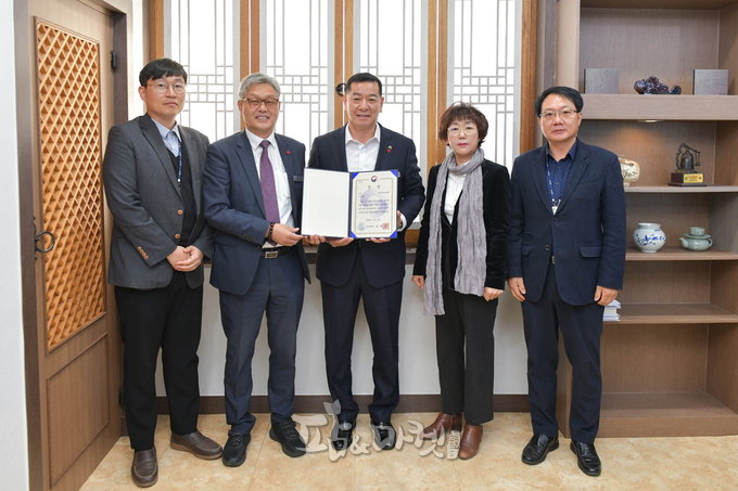 사진 왼쪽에서 2번째 황의정 농업기술센터 소장, 가운데 최원철 시장.