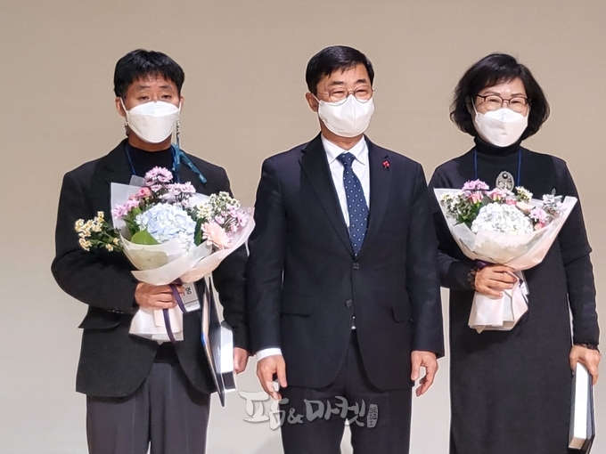 농식품부 장관 표창장 받은 정기영 회장과 군산시농업기술센터 정혜정 지도사(사진 가운데 윤종철 농진청 차장)<br>
