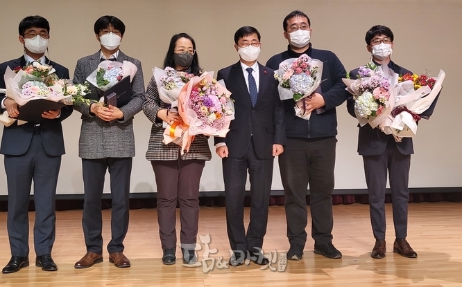 농진청장 표창장 받은 가평군 농업기술센터 정경태 농촌지도사, 정선군농업기술센터 이성규 지도사, 영동군 농업기술센터 김인수 지도사, 진천군농업기술센터 봉윤종 지도사, 천안시농업기술센터 정은영 지도사, 익산시 농업기술센터 류한별 지도사, 여수시 농업기술센터 김은성 지도사. 상주시 농업기술센터 고재환 지도사이다. 폭설에 참석하지 못한 농촌지도사들이 있었지만, 응원의 박수를 보낸다.
