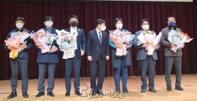 우수 연구회 대상은 토마토 연구회(회장 박영호), 최우수상은 산업곤충연구회(회장 김영국), 농촌관광(회장 김정순), 우수상에는 농업기계(회장 서일환), 작물보호(회장 이관용), 복숭아연구회(회장 정용식) 이다.<br>
