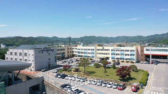 보은군청 전경.