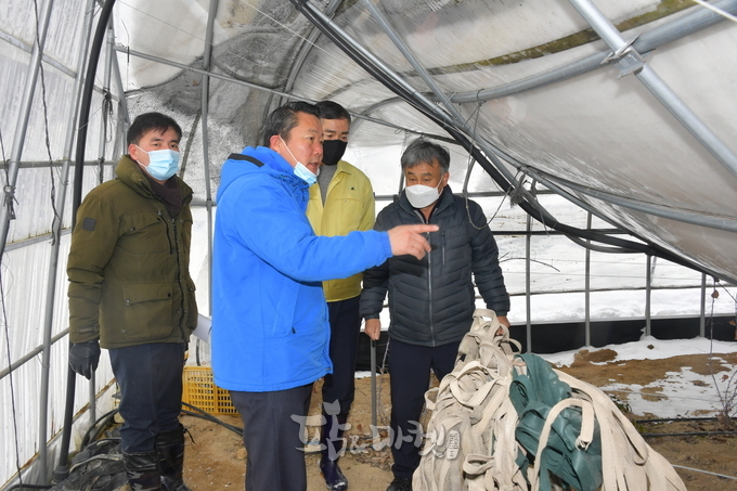 순창군의 관계자가 군내 피해농가에 방문해 현장을 파악하고 있다.