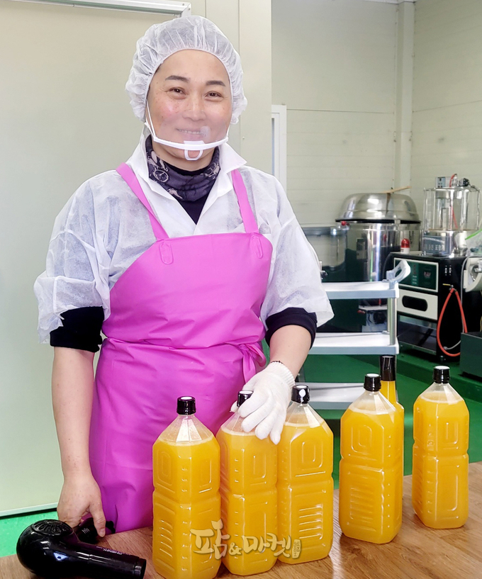 김윤혜 완도 섬바다식품 대표가 직접 생산한 유자 가공제품을 선보이고 있다.(사진제공, 전라남도농업기술원)