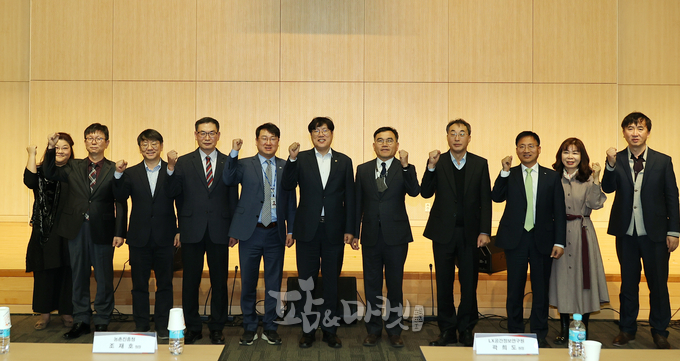 농촌진흥청 디지털농업추진단은 14일 본청 국제회의장서 LX공간정보연구원, 전북테크노파크, 네이버클라우드 등과 함께 '디지털 농생명 포럼'을 발대식을 개최했다. 