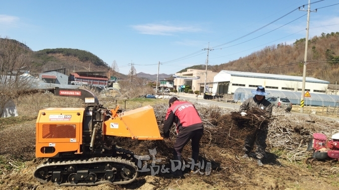 완주군은 적극적인 농업분산물 파쇄 지원으로 농업인 영농부담을 줄이고 산불방지에 기여하고 있다. 
