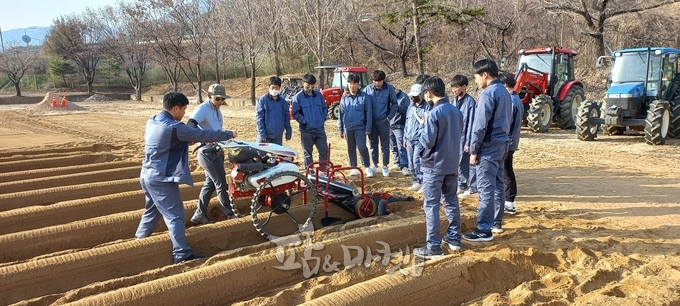 강원도농업기술원 미래교육원은 원주 영서고 재학생 26명을 대상으로 지난 13일부터 2주간 농업기계 전문인력 양성 교육을 실시했다.