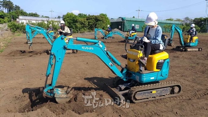 제주특별자치도 농업기술원 동부농업기술센터는 여성농업인의 안전한 농작업을 위해 소형굴삭기 이용 교육을 실시한다.(사진=제주농기원) 