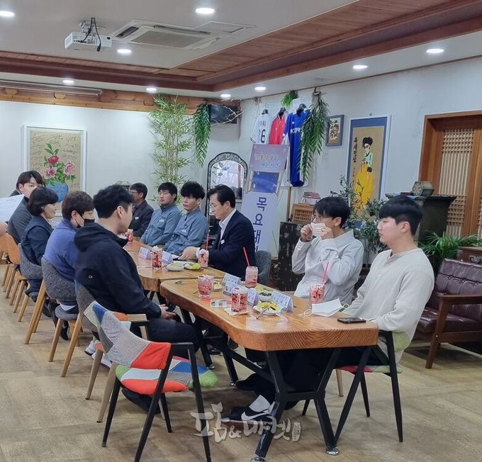 영암군은 지난 6일 지역주도형 청년일자리 사업 참여자 7명을 초청해 제4차 목요대화를 진행했다.(사진=영암군) 