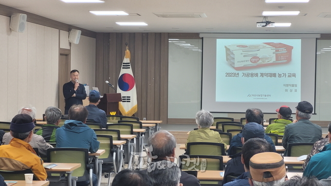 아산시는 아산맑은쌀과 함께 지역 쌀 산업의 양대 축으로 꼽히는 보람찬벼 계약재배 농가 600여 명을 대상으로 교육을 가졌다. 