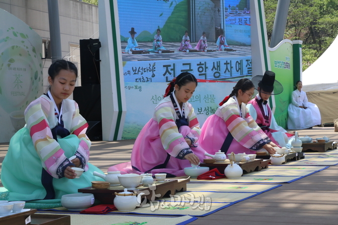 보성군은 오는 29일 개막하는 '보성세계차엑스포' 기간인 5월 6일에 '학생 차예절&다례 퍼포먼스 경연대회'를 개최한다. 