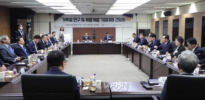 정부와 식품업계 17개 사가 지난달 27일 가루쌀 산업 활성화를 위해 의견을 나누는 간담회를 가졌다. 