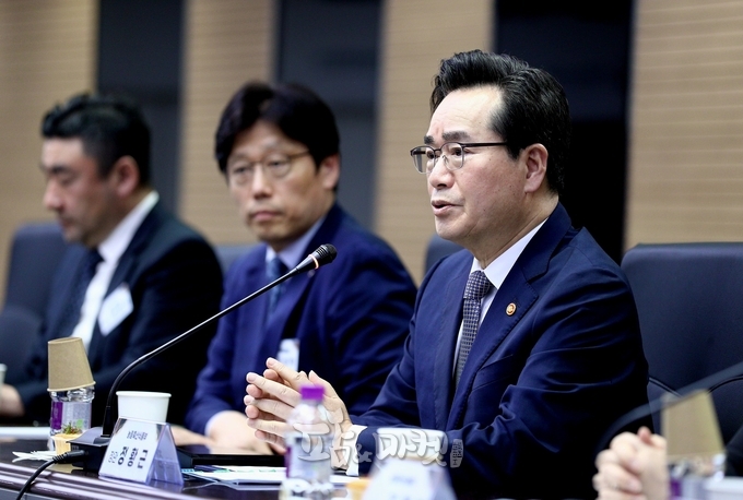 가루쌀 산업 활성화 간담회에 참석한 정황근 농림축산식품부 장관이 지속적인 정책 지원을 약속하고 있다. 