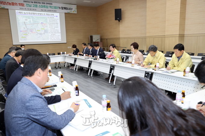 고흥군은 지난 8일 스마트팜 혁신밸리에서 '찾아가는 현장 간부회의'를 개최해 사업현황을 점검하고 발전방향을 논의했다. 
