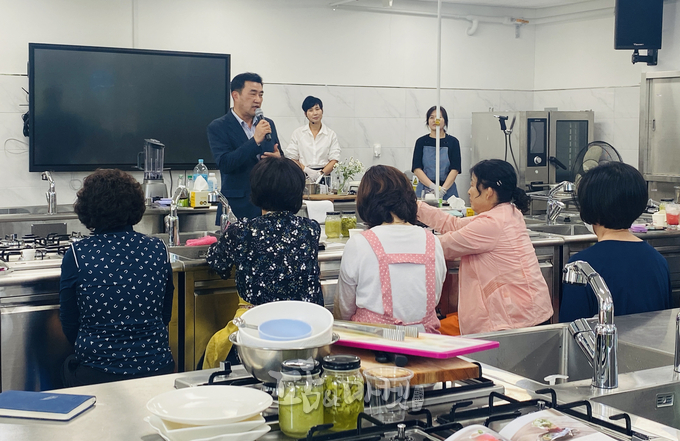 김남석 기술지원국장이 지역농산물 활용 디저트 전문교육 과정에 참여한 농가에게 인사말을 하고 있다.