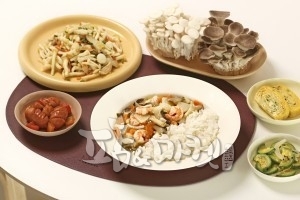 경기도농업기술원은 오는 25일 버섯을 활용한 새로운 급식메뉴 2종을 선보인다. 