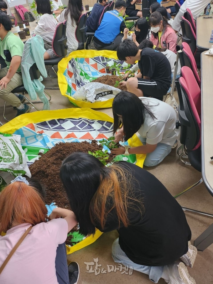홍성군 농업기술센터는 13회에 걸쳐 상반기 '제1기 어린이 농업교실'을 운영하고 있다. 