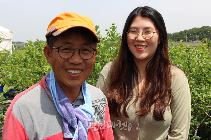 보라마켓 정의정 대표(오른쪽)와 부친 정태교 님. 