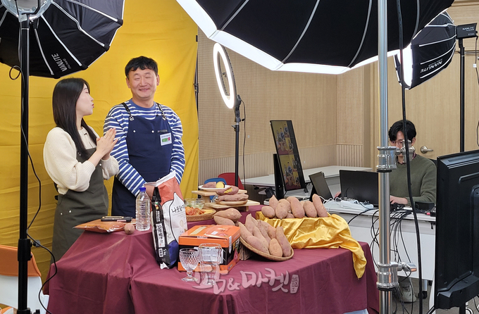 전라남도 농업기술원은 오는 11월까지 7개월 간 도내 청년농업인이 직접 생산한 농산물의 판매를 돕는 라이브커머스 지원 사업을 추진한다. 