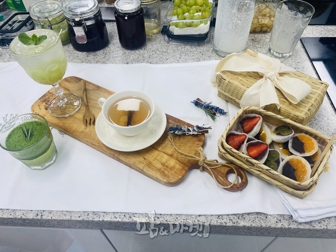 강원특별자치도농업기술원은 도내 생활개선회원 20명을 대상으로 못난이 농산물을 활용한 디저트 만드는 교육을 실시해 눈길을 끌었다. 