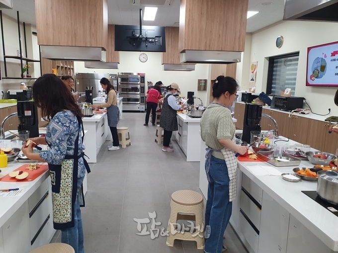 충주시 농업기술센터는 우리 농산물을 활용한 가공제품 만들기 체험 프로그램을 운영하고 있다.