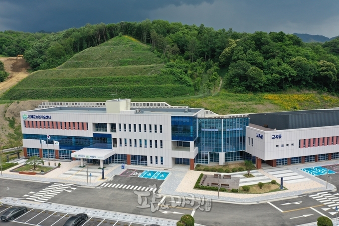 <strong>강원도 인제읍 덕산리 일원 10만 5,700㎡에 새롭게 자리한 인제군농업기술센터.</strong>