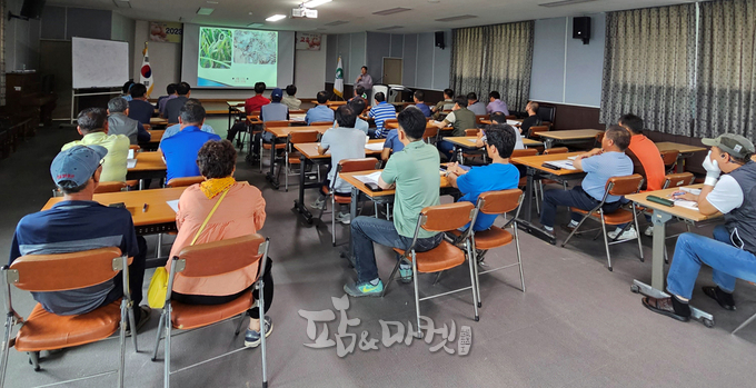 함평군농업기술센터는 양파 재배 농가 40여 명을 대상으로 양파 기계화 우수 모델 육성을 위한 기술교육을 가졌다. 