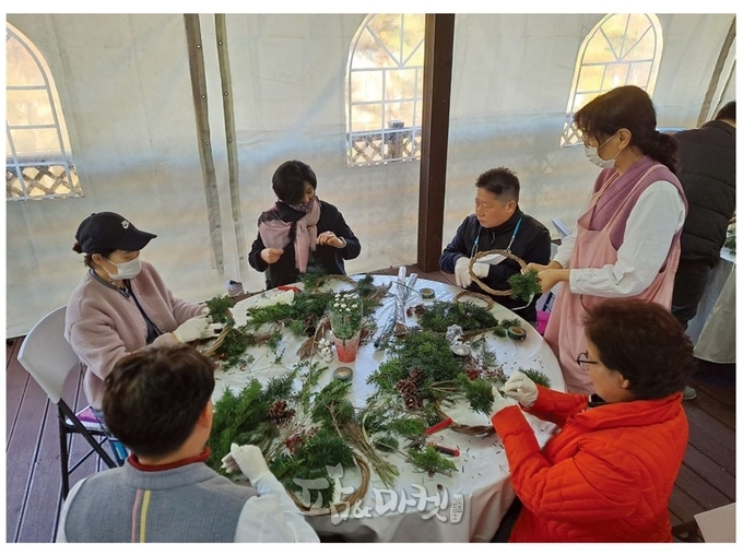 농촌 치유관광 프로그램의 하나인 '나를 위한 꽃다발 만들기'