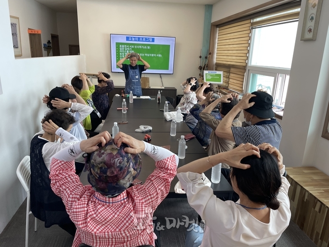 이천시농업기술센터 유관기관 연계 농촌치유프로그램이 참가자 만족도 조사 4.7점(5점 만점)의 높은 결과를 얻는 등 치유프로그램의 효과성이 우수한 것으로 나타났다.