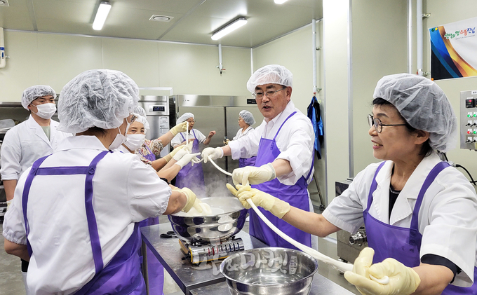 박홍재 전남농업기술원장(가운데)이 새롭게 문을 연 유가공 실습교육장에서 전남목장형유가공연구회원 40여 명과 함께 직접 치즈 만들기에 도전했다. 