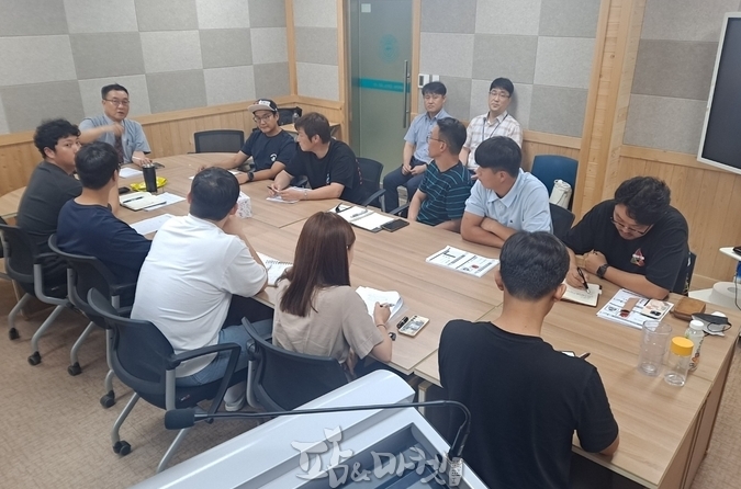 한국남동발전(주)과 사천시, 경상국립대학교 산학협력단(스마트팜연구센터)이 협업해 청년 스마트팜 농업인 육성 및 시설 전환으로 지역 사회와의 상생을 꾀하고 있다. 지난 11일 김현태 경상대 스마트팜연구센터장(가운데, 교수) 주재로 청년농업인 5명을 대상으로 사업 추진 방향에 대한 토의가 진행됐다. 