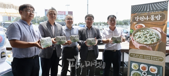 지난 4일 여주휴게소에서 (왼쪽부터)㈜홈스랑 윤혁재 대표, 경제진흥원 권오광 원장, 농업기술원 임상현 원장, 한국도로공사 강원본부 이종세 관리처장, 여주휴게소 남용식 소장이 강원나물밥을 홍보하고 있다.