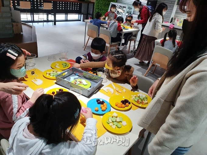 충주시농업기술센터 가공체험교육관 '충주앤쿡'이 도시민과 농업인 상생을 위한 가교 역할을 하고 있다. 