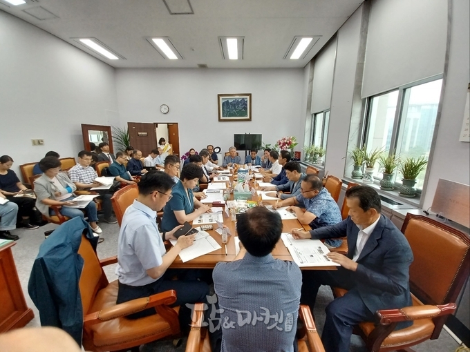 한국화훼자조금협의회는 지난 18일 국회에서 국민의힘 김도읍 의원실과 『대한민국 화훼산업 발전을 위한 ‘수입 꽃•조화 검역시스템 개선과 효율적인 과세를 위한 제안’』 정책간담회를 개최했다.