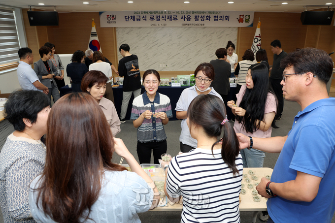 지난 1일 강원특별자치도농업기술원에서 도영양사협회, 시군교육청, 도내 영양교사 등 20여 명이 산나물국수를 시식하고 있다.