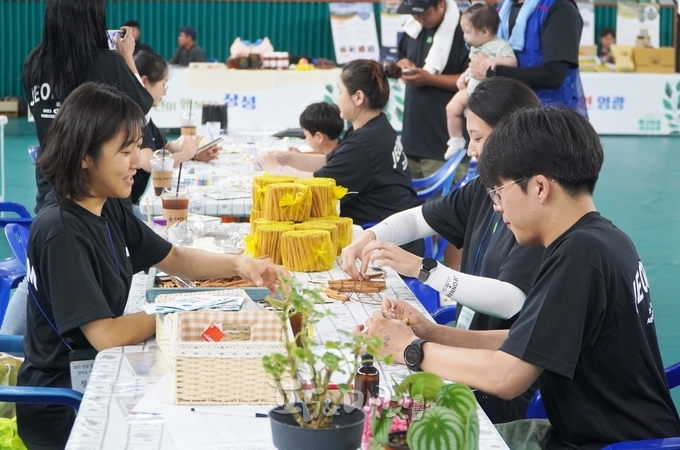 '2023 전라남도 청년4-H회원 한마음 야영교육'에 참가한 회원이 우리 농산물을 이용한 다채로운 체험활동에 참여하고 있다. 