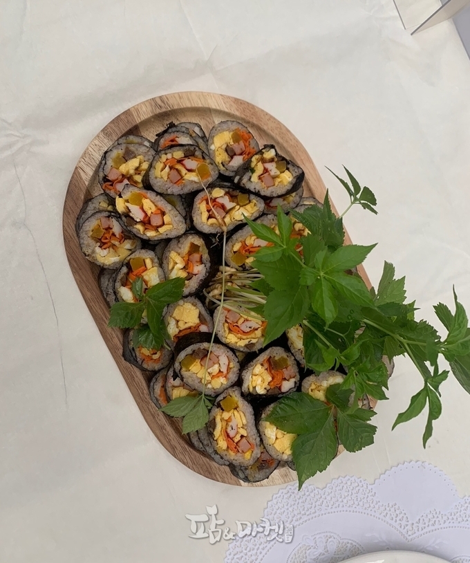김밥의 재료로 새싹삼을 넣으면 건강식품으로 제격이다.